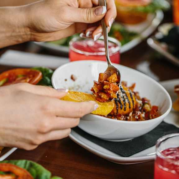 Burger Lounge at Woodland Place Apartments, British Columbia, L4H 3P6