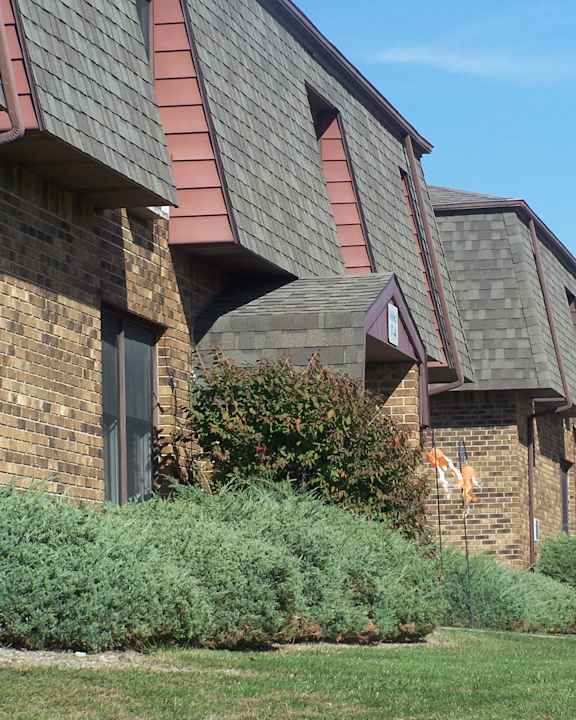 Exterior view of Carriage Place Apartments in Huntington, Indiana.