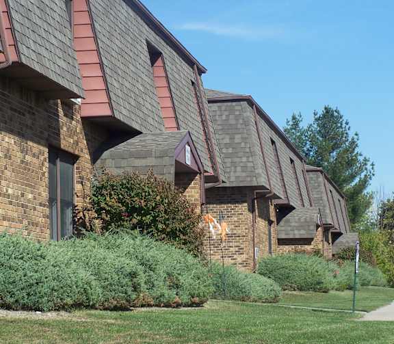 Exterior view of Carriage Place Apartments in Huntington, Indiana.