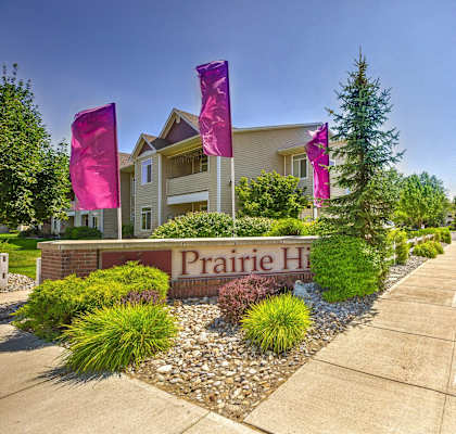 a street view of prairie heights apartments