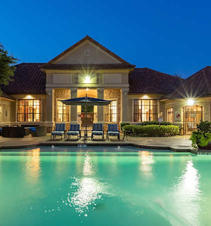 DeLayne - Resort-style saltwater swimming pool