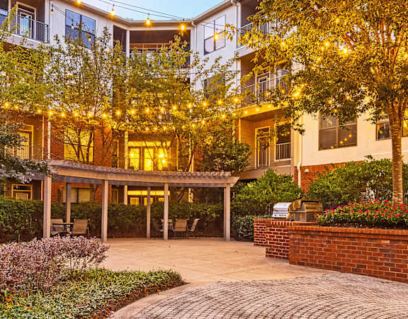Perimeter Gardens - The courtyard with BBQ grills and picnic area