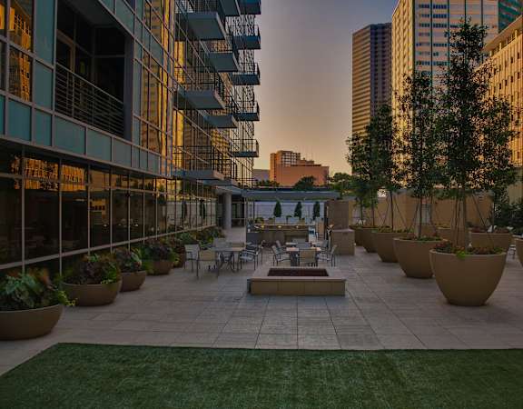 Main 3 Downtown - Terrace social area with fire pit