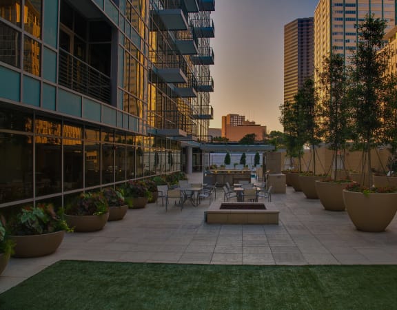 Main 3 Downtown - Fire pit and seating area