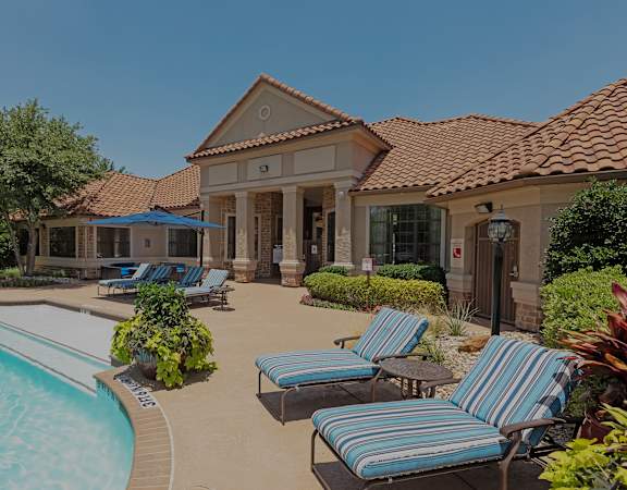 DeLayne - Saltwater pool with sun deck