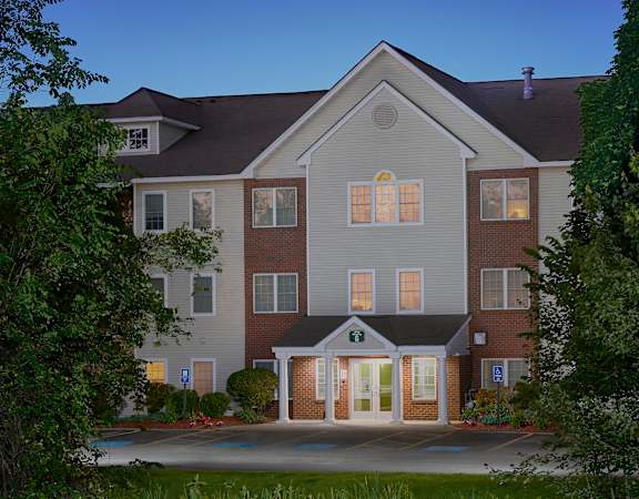 Well-manicured grounds - Hampshire Green Apartments