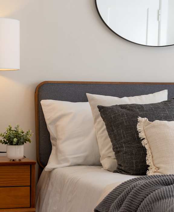 A bedroom with a bed at Garden Villa Apartments, Portland