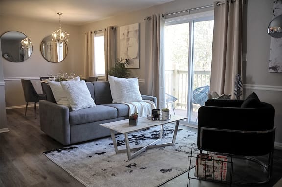 Living Room at Pickwick Farms Apartments, Indianapolis, IN 46260