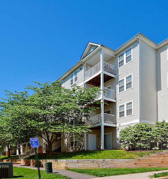 Potomac Station Apartments - Exterior Entrance