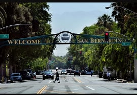 a street with a sign that says welcome