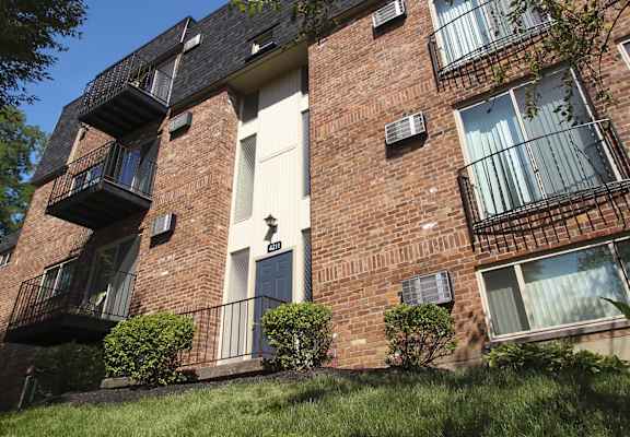 This is a picture of a building exterior at Romaine Court Apartments in Cincinnati, OH.
