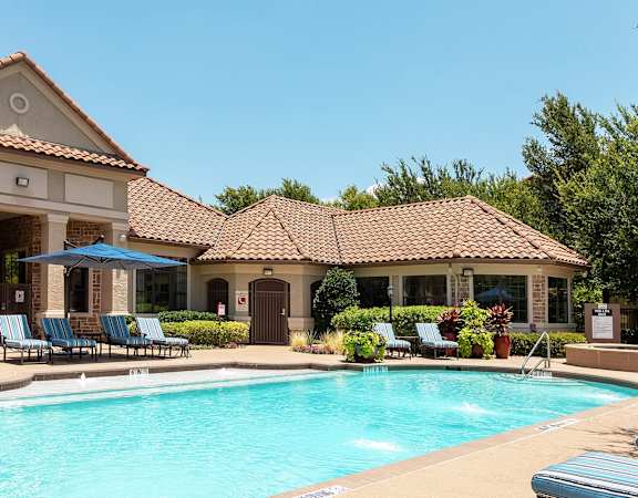 DeLayne - Resort-style saltwater swimming pool