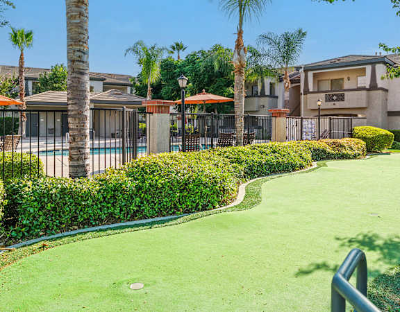 Barton Vineyard Apartments - Putting green