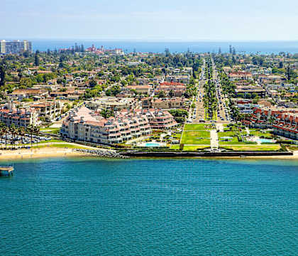 A beachfront city with a long walkway in the middle.
