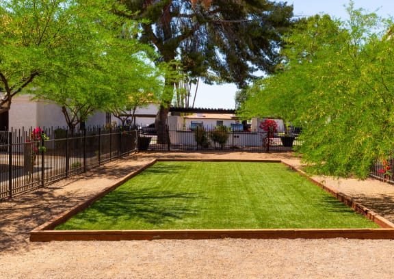 the preserve at ballantyne commons courtyard and grass