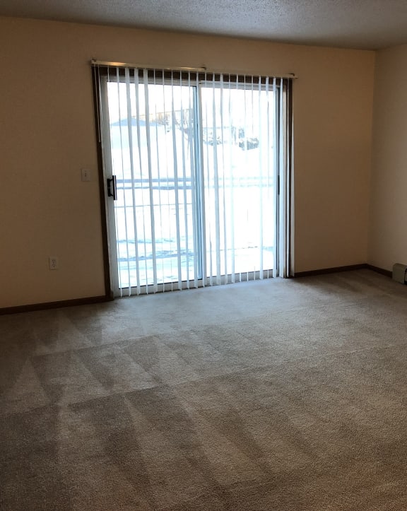 Unfurnished Living Room at Royal Oaks Apartments, Fargo
