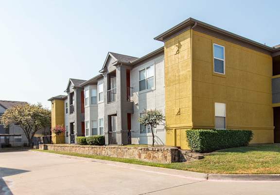 Exterior of Building at Flats on Chapel Apartments, Waco, Texas