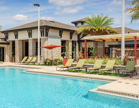Nona Park Apartments pool