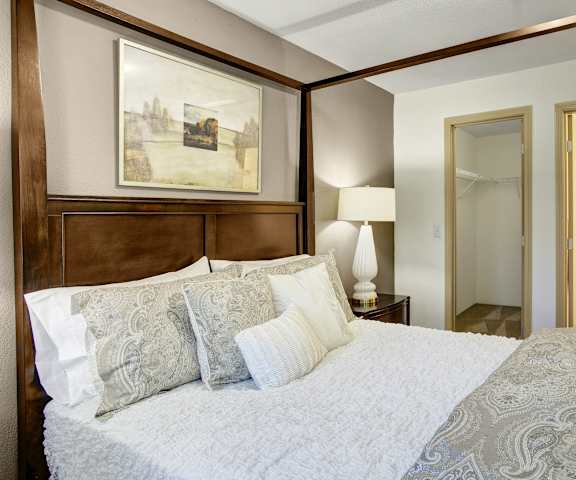 A bedroom with a large bed and a painting on the wall at Allegro. 