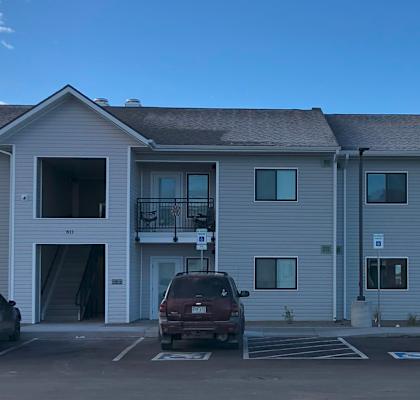 A building with a parking lot in front of it.