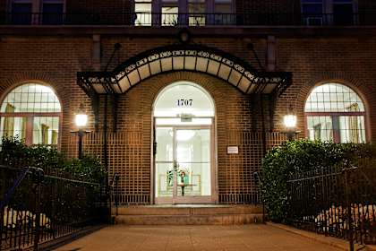 A building with the number 1707 on it.