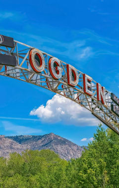 a sign for the oodles diner in the mountains
