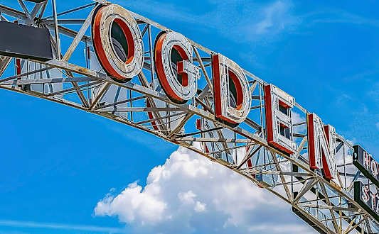 a sign for the oodles diner in the mountains