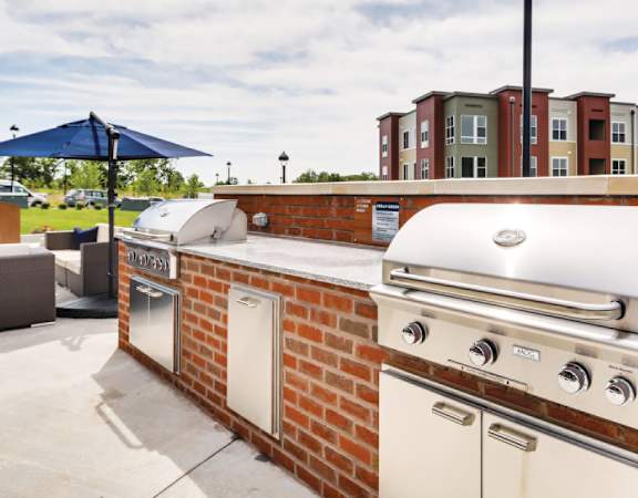 Urban Green - Outdoor grilling station with pizza oven