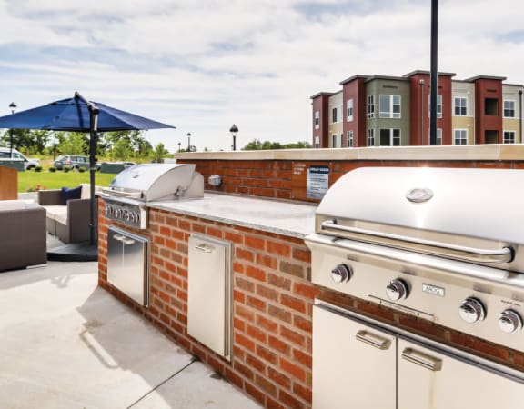 Urban Green - Outdoor grilling station with pizza oven