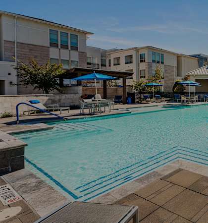 Resort-style swimming pool - Everlee