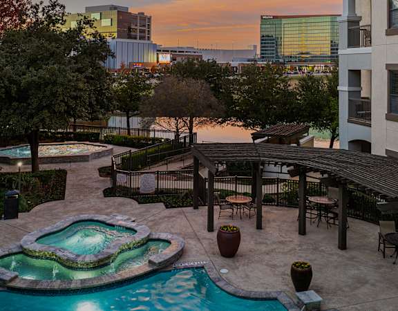 Resort-style pool with hot spa - Monterra Las Colinas
