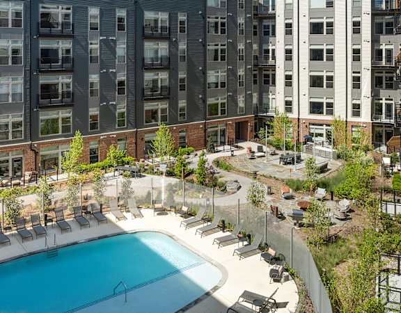 Resort-style swimming pool - Brentford at the Mile