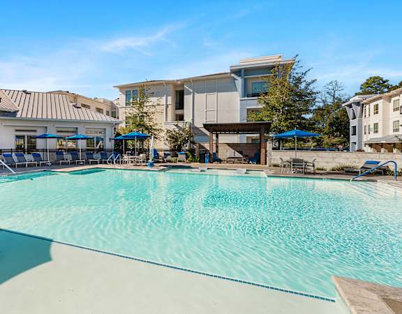 Resort-style swimming pool - Everlee