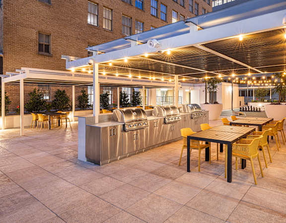 BBQ area with picnic tables - Main 3 Downtown