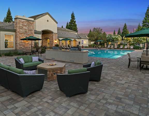 Poolside fire pit lounge - Willow Spring Apartments