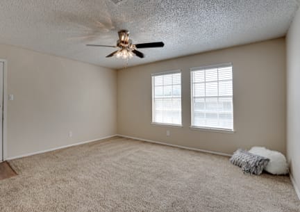 Spacious living room with carpet at Arbors Of Cleburne, Cleburne, 76033