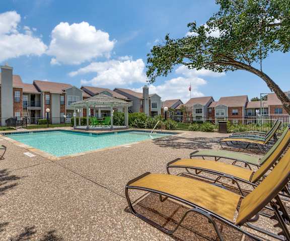 the preserve at ballantyne commons pool with lounge chairs and apartment buildings