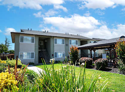 the court yard and pool area at Villas at Fair Oaks