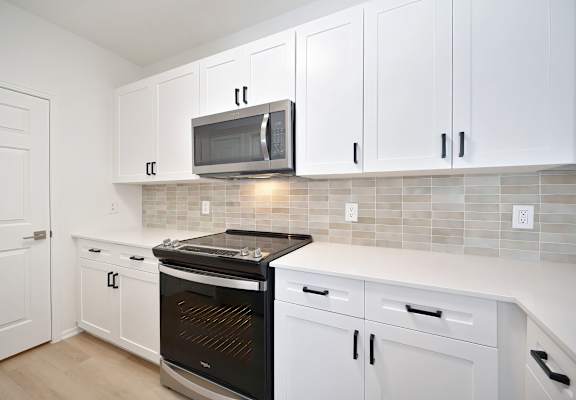 Contemporary Kitchen at Eagle Glen Apartments, California, 92563