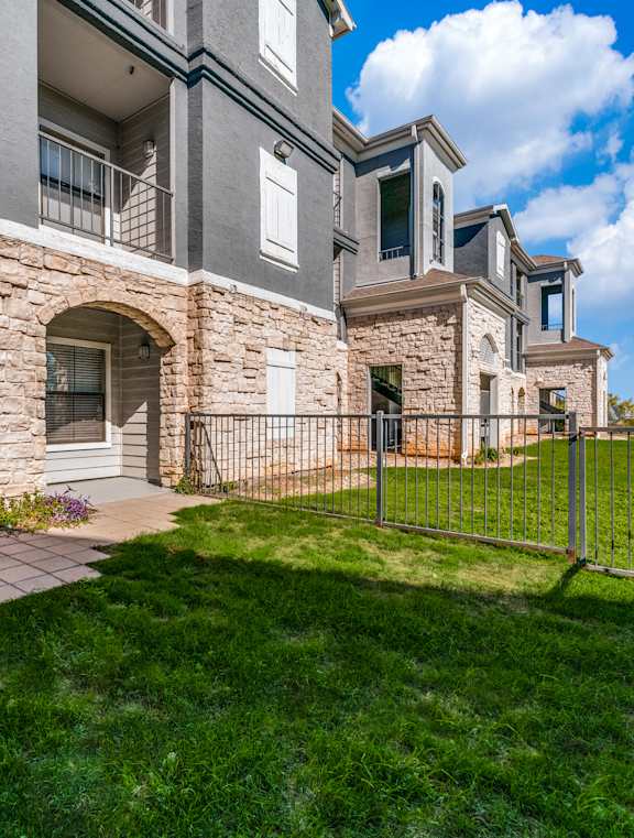 the preserve at ballantyne commons apartments balcony and yard