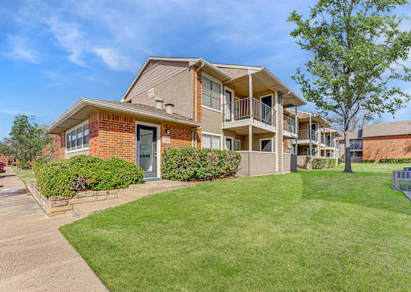 Courtyard Green Space at Towne Centre Village, Texas