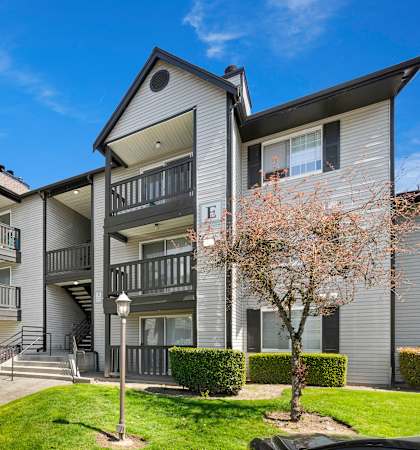 Exterior View at Serra Vista Apartment Homes, Lynnwood, Washington