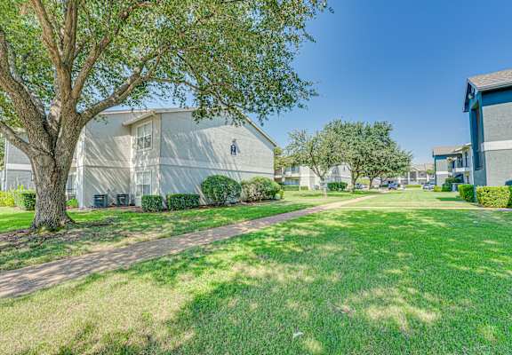 Garden Area at Cleburne Terrace Apartments, Texas, 76033