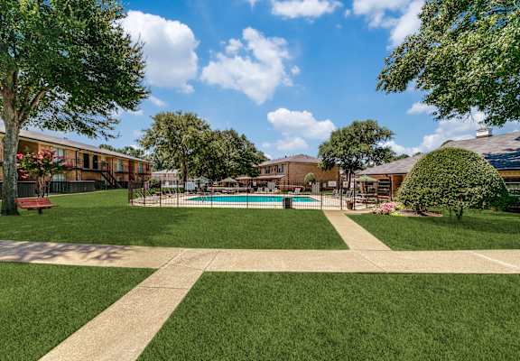 the preserve at ballantyne commons yard and swimming pool