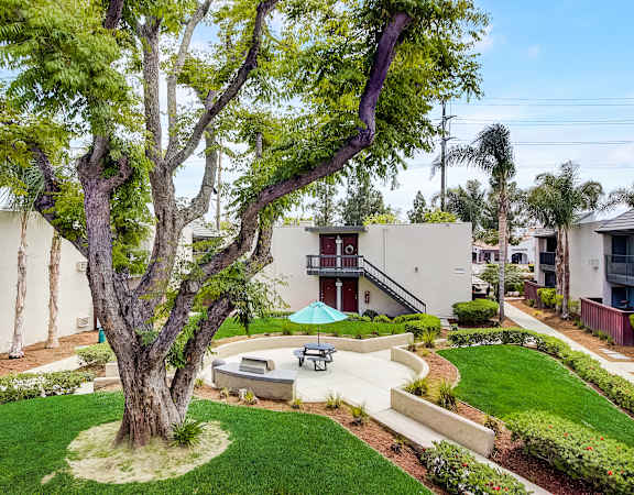 additional photo for property listing at chic digs with room to stretch out in the village 22 car