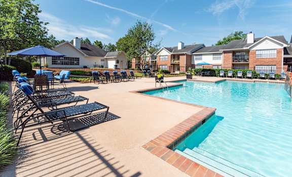 our apartments offer a swimming pool with lounge chairs and umbrellas