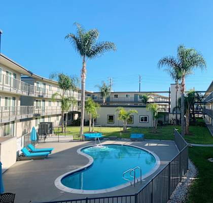 Southeast view of the pool at Moonraker apartments