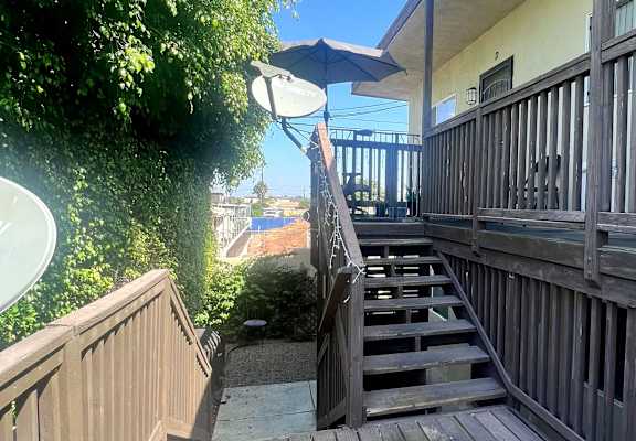a view of the deck from the back of the house