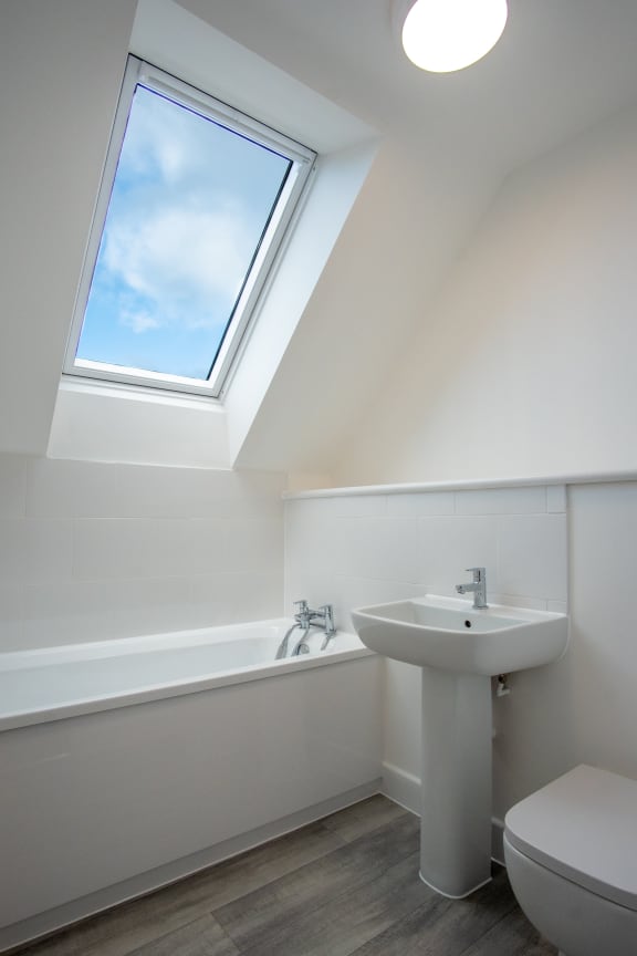 first floor : bedroom has a king sized bed with a zip and link bedding and a