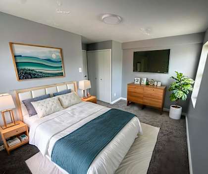Bedroom With TV at The Summit, New York